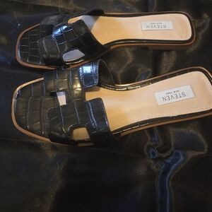 Stylish Black Croc-Embossed Loafers